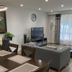 Spectacular 3 Bedroom 2 Wr House - Close To Airport Toronto