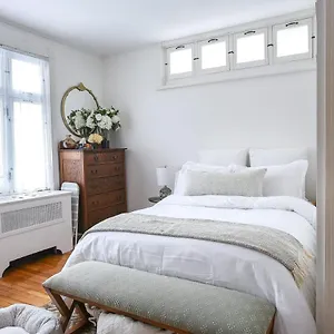Bright And Beautiful Studio In Old Quebec City